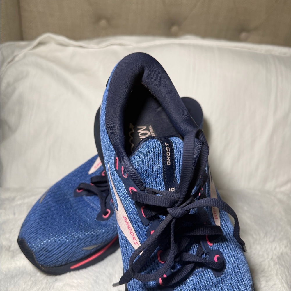 Brooks Sneakers in Blue and Pink